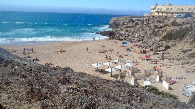 Bar da Praia Cresmina: O Destino Perfeito para Relaxar e Saborear